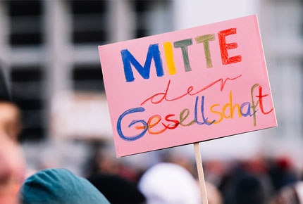 Erfahre mehr über unseren Themenschwerpunkt Demokratie und Freiheit