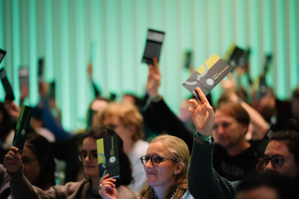 Stimmkarten auf unserer 47. Landesdelegiertenkonferenz 2026 in Offenburg